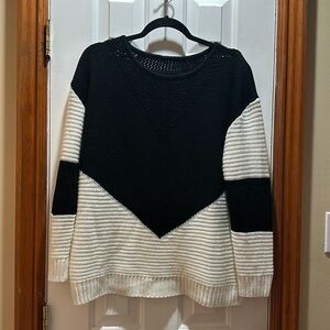 ▫️BLACK & WHITE SWEATER